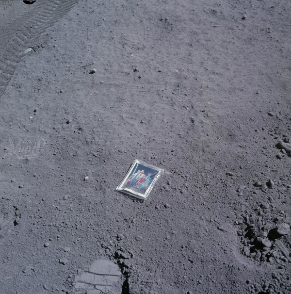 عکس خانوادگی فضانوردی که روی کره ماه جا ماند!