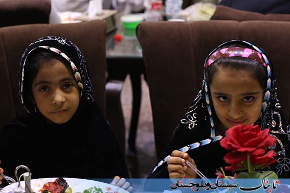 مددجویان کمیته امداد چابهار در کنار مدیران شهری/ سفره ای به رنگ وحدت و همدلی+ گزارش تصویری