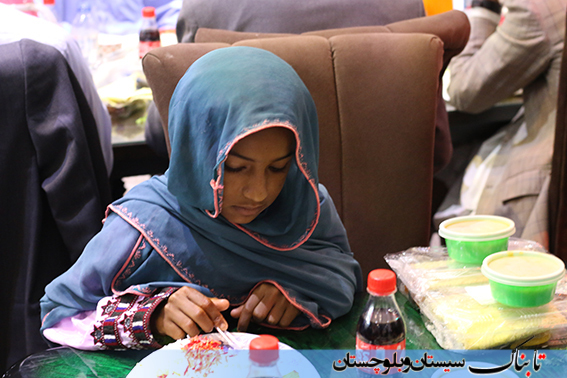 مددجویان کمیته امداد چابهار در کنار مدیران شهری/ سفره ای به رنگ وحدت و همدلی+ گزارش تصویری