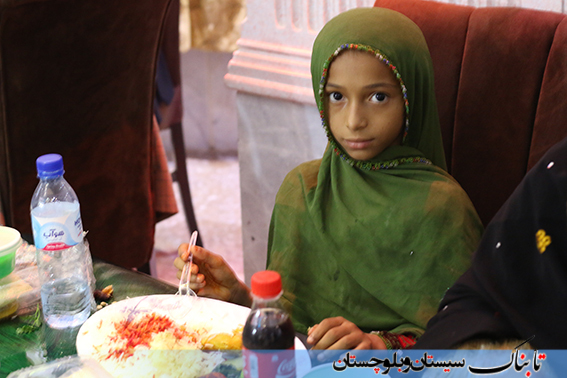 مددجویان کمیته امداد چابهار در کنار مدیران شهری/ سفره ای به رنگ وحدت و همدلی+ گزارش تصویری