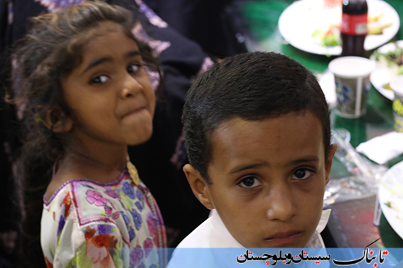 مددجویان کمیته امداد چابهار در کنار مدیران شهری/ سفره ای به رنگ وحدت و همدلی+ گزارش تصویری