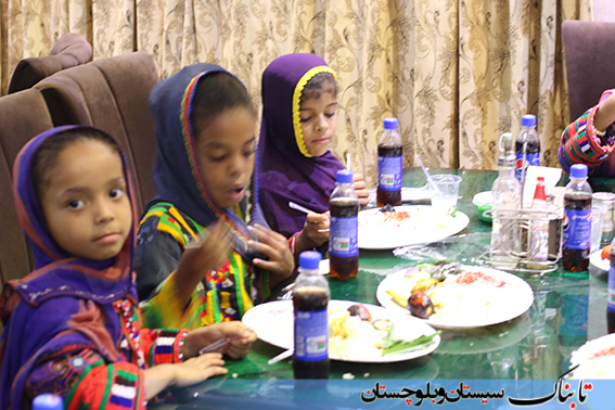 مددجویان کمیته امداد چابهار در کنار مدیران شهری/ سفره ای به رنگ وحدت و همدلی+ گزارش تصویری