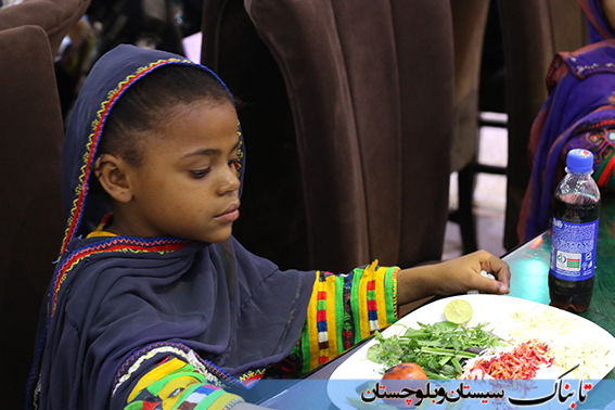 مددجویان کمیته امداد چابهار در کنار مدیران شهری/ سفره ای به رنگ وحدت و همدلی+ گزارش تصویری