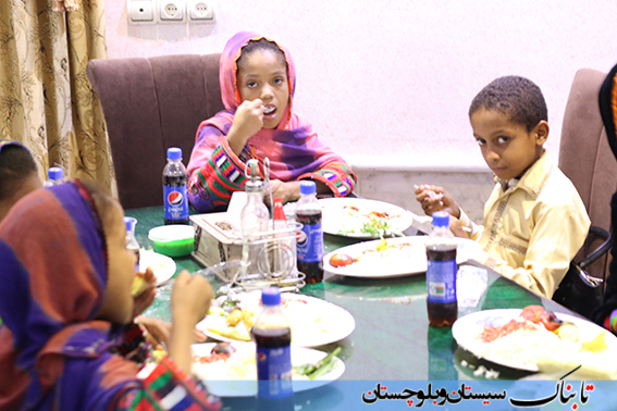 مددجویان کمیته امداد چابهار در کنار مدیران شهری/ سفره ای به رنگ وحدت و همدلی+ گزارش تصویری