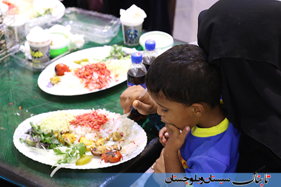 مددجویان کمیته امداد چابهار در کنار مدیران شهری/ سفره ای به رنگ وحدت و همدلی+ گزارش تصویری