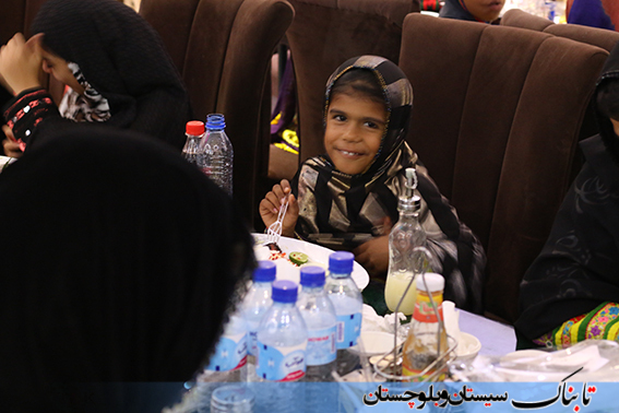 مددجویان کمیته امداد چابهار در کنار مدیران شهری/ سفره ای به رنگ وحدت و همدلی+ گزارش تصویری